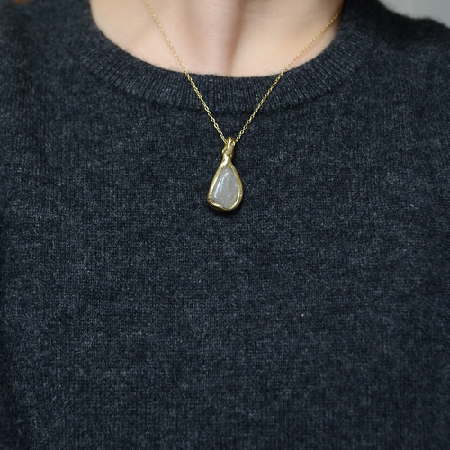 天然石と真鍮のチャームネックレス ふくりん留め ヴィンテージ風