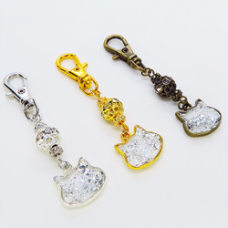 シルバーカラー 猫フェイスモチーフのクリアカラーレジンのキーホルダー ラインストーン入りメタルビーズ 金具変更可 9枚目の画像