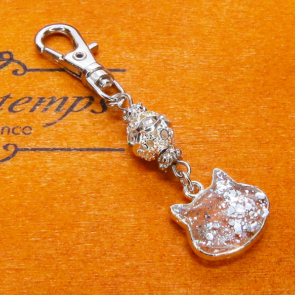 シルバーカラー 猫フェイスモチーフのクリアカラーレジンのキーホルダー ラインストーン入りメタルビーズ 金具変更可 7枚目の画像