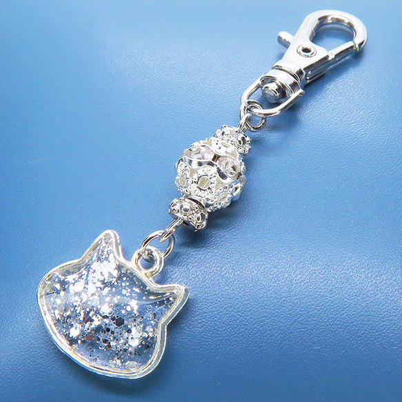 シルバーカラー 猫フェイスモチーフのクリアカラーレジンのキーホルダー ラインストーン入りメタルビーズ 金具変更可 8枚目の画像