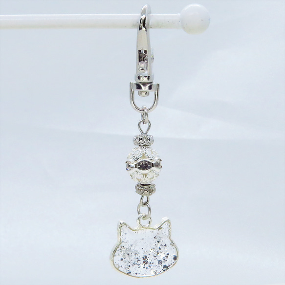 シルバーカラー 猫フェイスモチーフのクリアカラーレジンのキーホルダー ラインストーン入りメタルビーズ 金具変更可 4枚目の画像