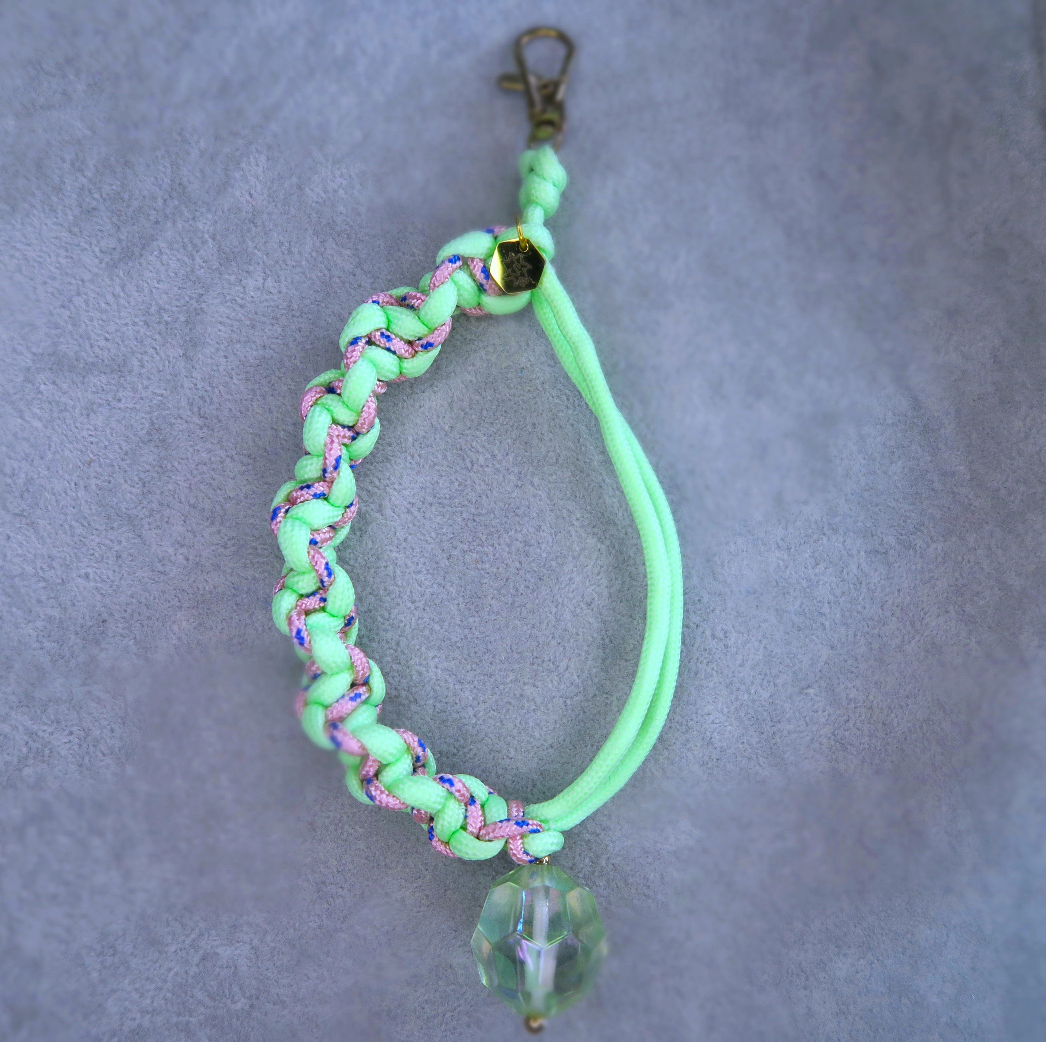 パラコードで編んだキャンディカラーのストラップ