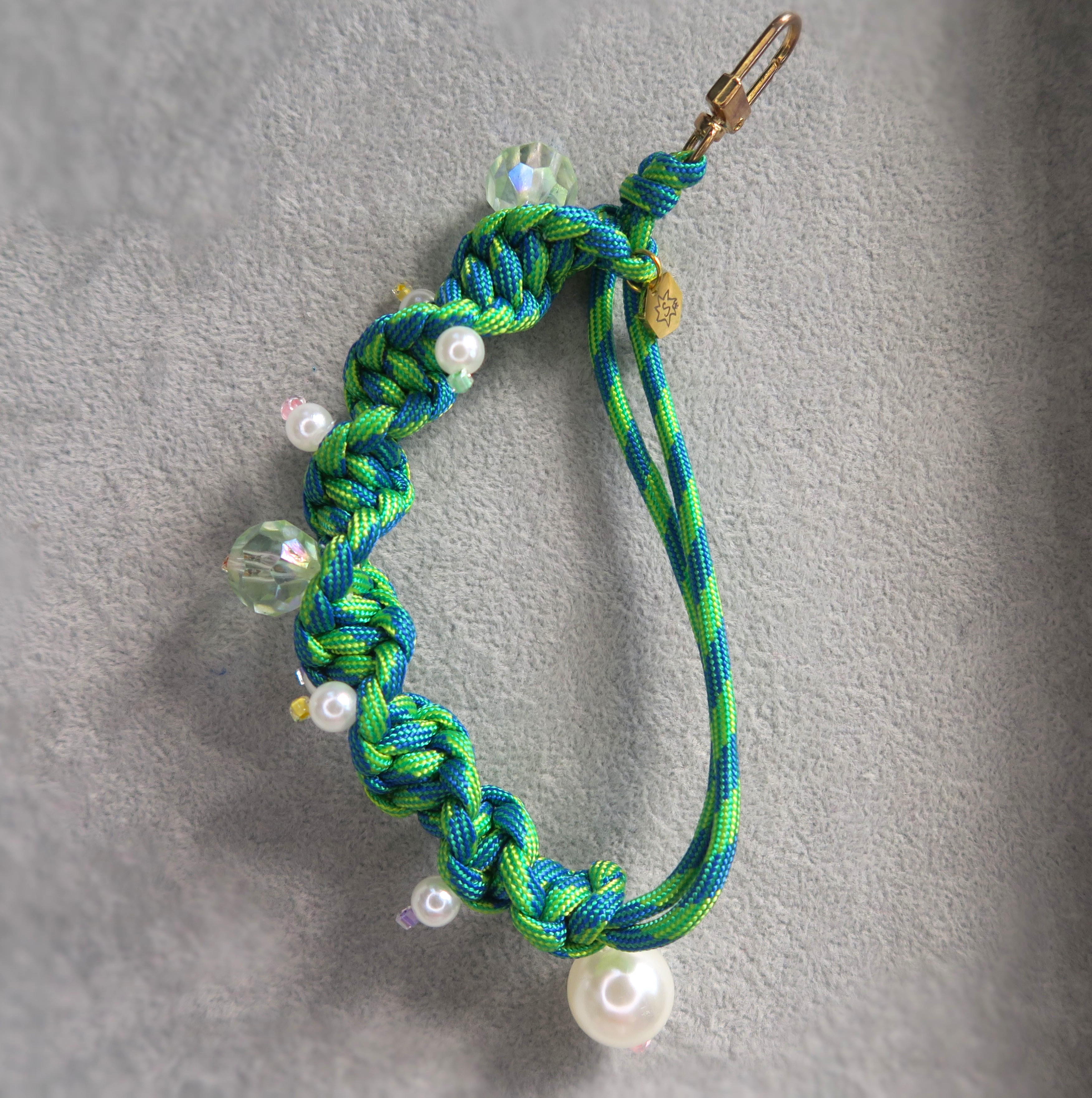 パラコードで編んだパール付ストラップ