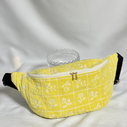 両手が使えるボディバッグ luluイエロー ミナペルホネン ボディバッグ