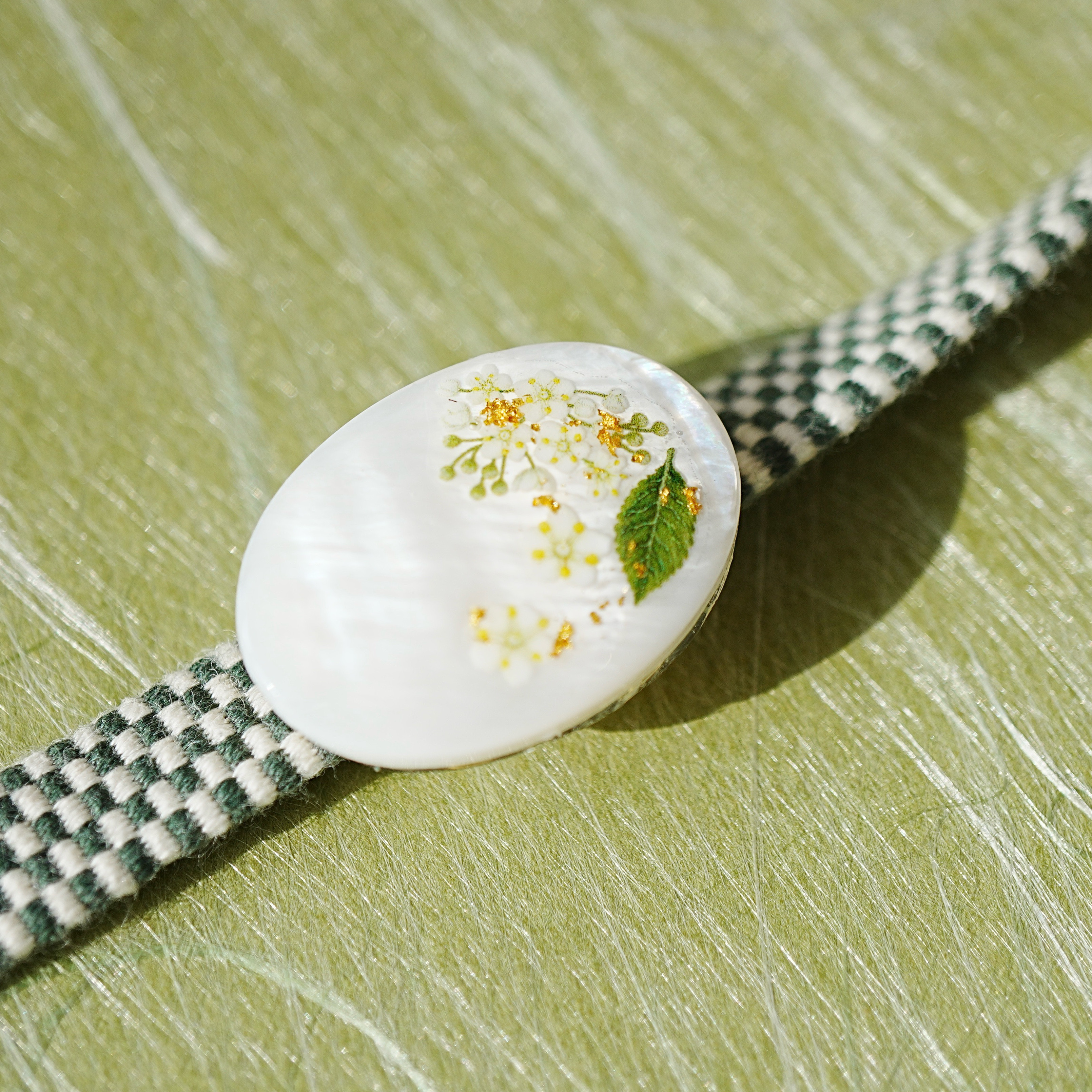 淡水シェルとエルダーフラワーの帯留め 金箔　ポニーフック ブローチ