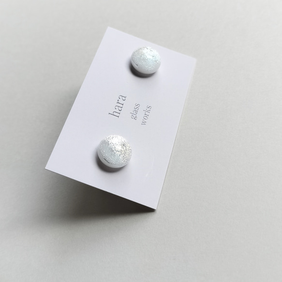 シルバーホワイトの一粒ピアス　アレルギー対応ピアス（パールキャッチ付） 9枚目の画像