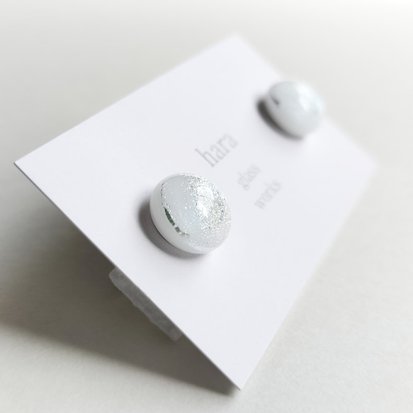 シルバーホワイトの一粒ピアス　アレルギー対応ピアス（パールキャッチ付） 7枚目の画像