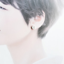 シルバーホワイトの一粒ピアス　アレルギー対応ピアス（パールキャッチ付） 14枚目の画像