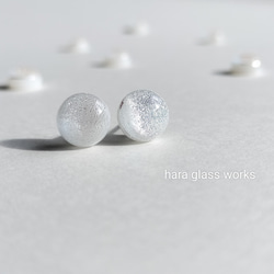 シルバーホワイトの一粒ピアス　アレルギー対応ピアス（パールキャッチ付） 2枚目の画像