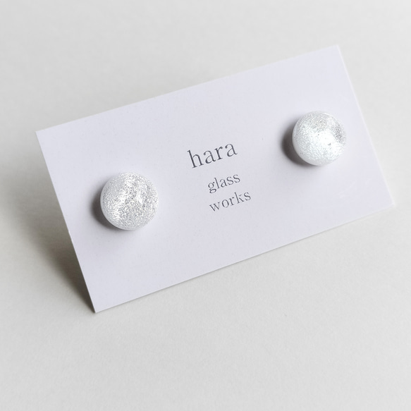 シルバーホワイトの一粒ピアス　アレルギー対応ピアス（パールキャッチ付） 5枚目の画像