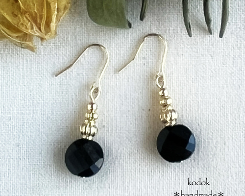 コイン型カットガラスビーズのピアス/イヤリング(ブラック) ピアス