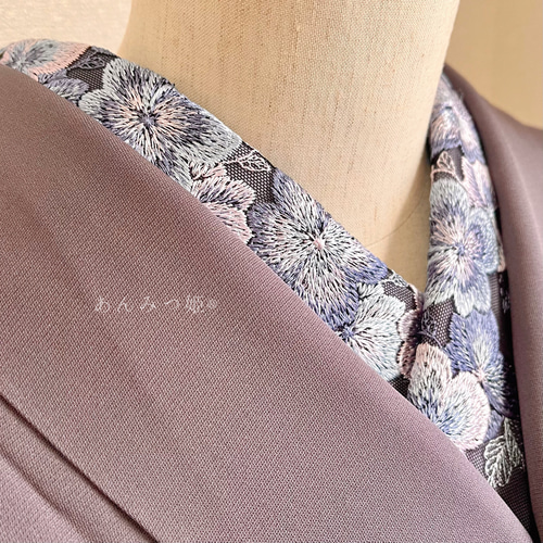 手刺繍の半襟　紫織庵 洗える刺繍半衿 あじさい色のお花【ラスト】 和装小物（帯・半襟） 半