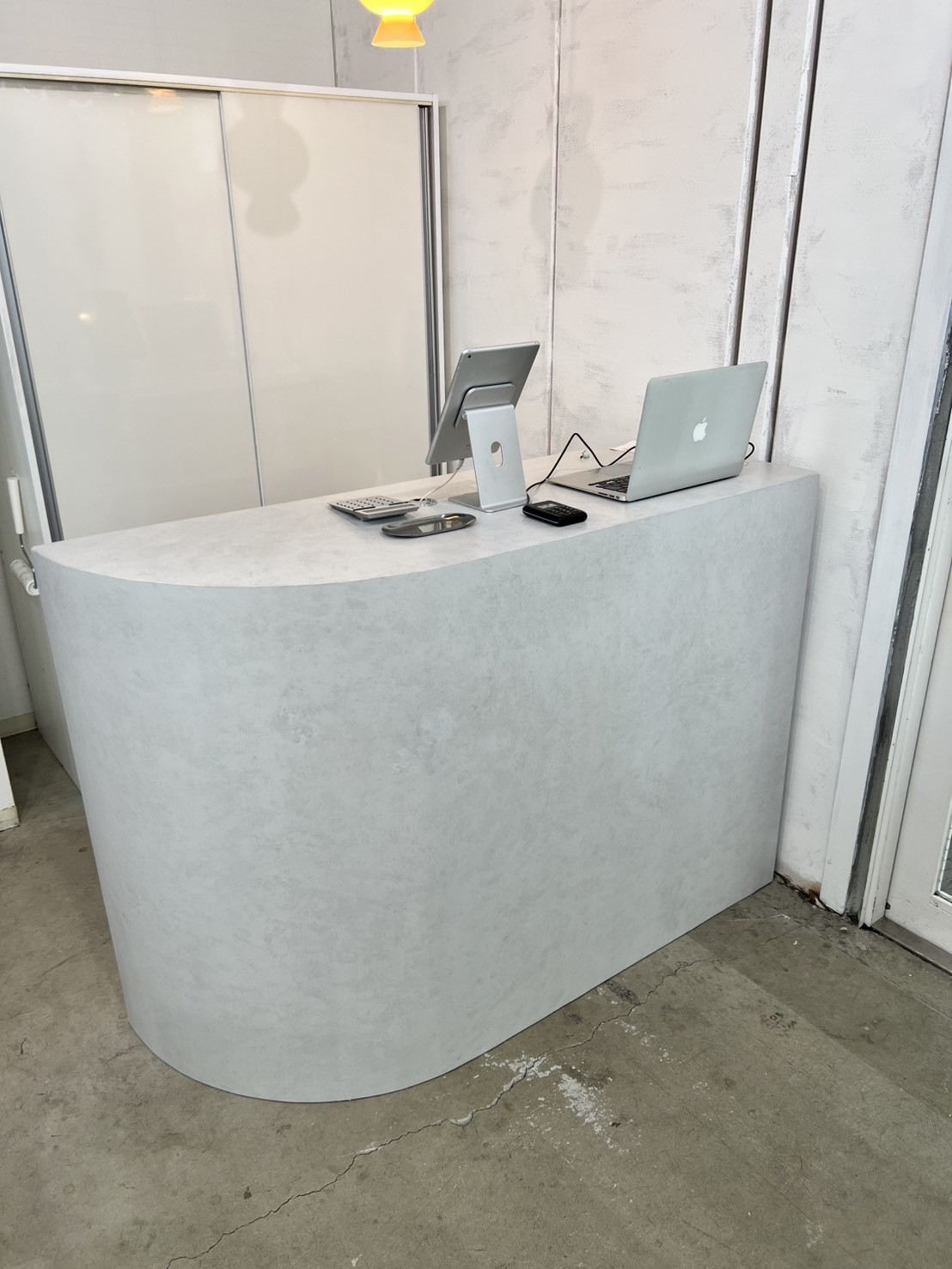 チョコボーイ　レジカウンター 美容室向けのレジカウンターW2000（チョコレートブラウン色