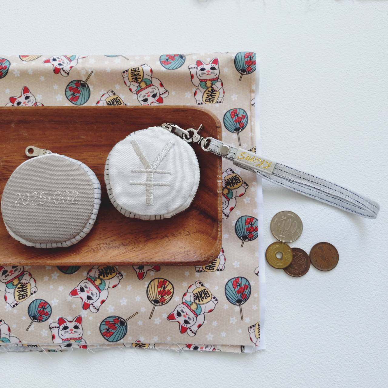 FCC/錢幣零錢包】日幣款裡布招財貓銀色刺繡日本帆布亞麻布零錢包KKiMS 的作品18839565｜Creema