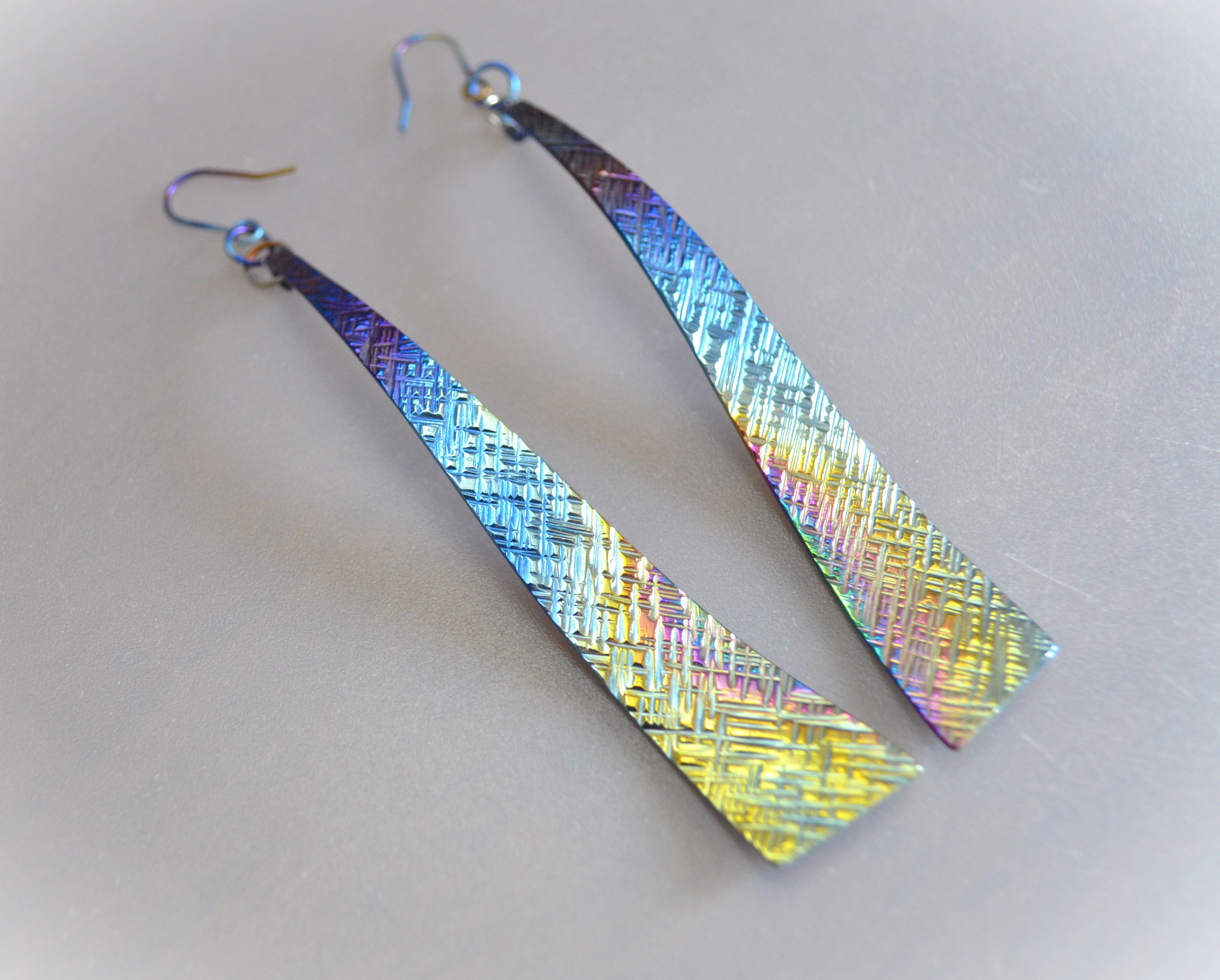 Titanium pierced earrings・チタン製ピアス・偃月・クロスハッチ・受注生産