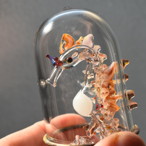 タツノオトシゴのガラスカプセル（プラムピンク） 立体・オブジェ