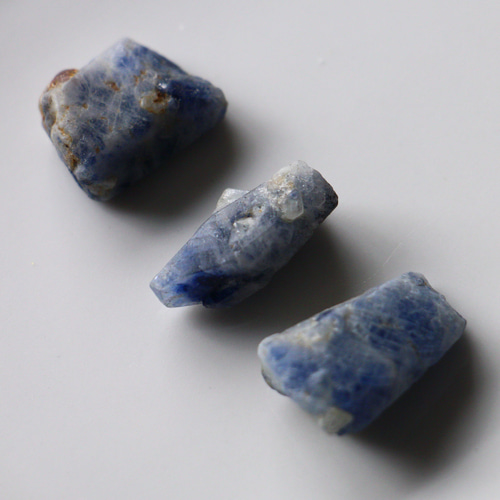 ブルーサファイア マイカ 原石 88.8ct 天然石 ブルーサファイア 原石 3個セット