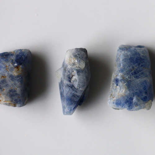 395ct サファイア原石　天然石　パワーストーン サファイア 結晶 原石 マダガスカル産 4.95ct パワーストーン