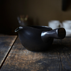 【手軽に使えて便利】「たっぷり飲みたいほうじ茶などにもおすすめ」　愛知県常滑産・蓋なし急須・大きめ500cc 2枚目の画像