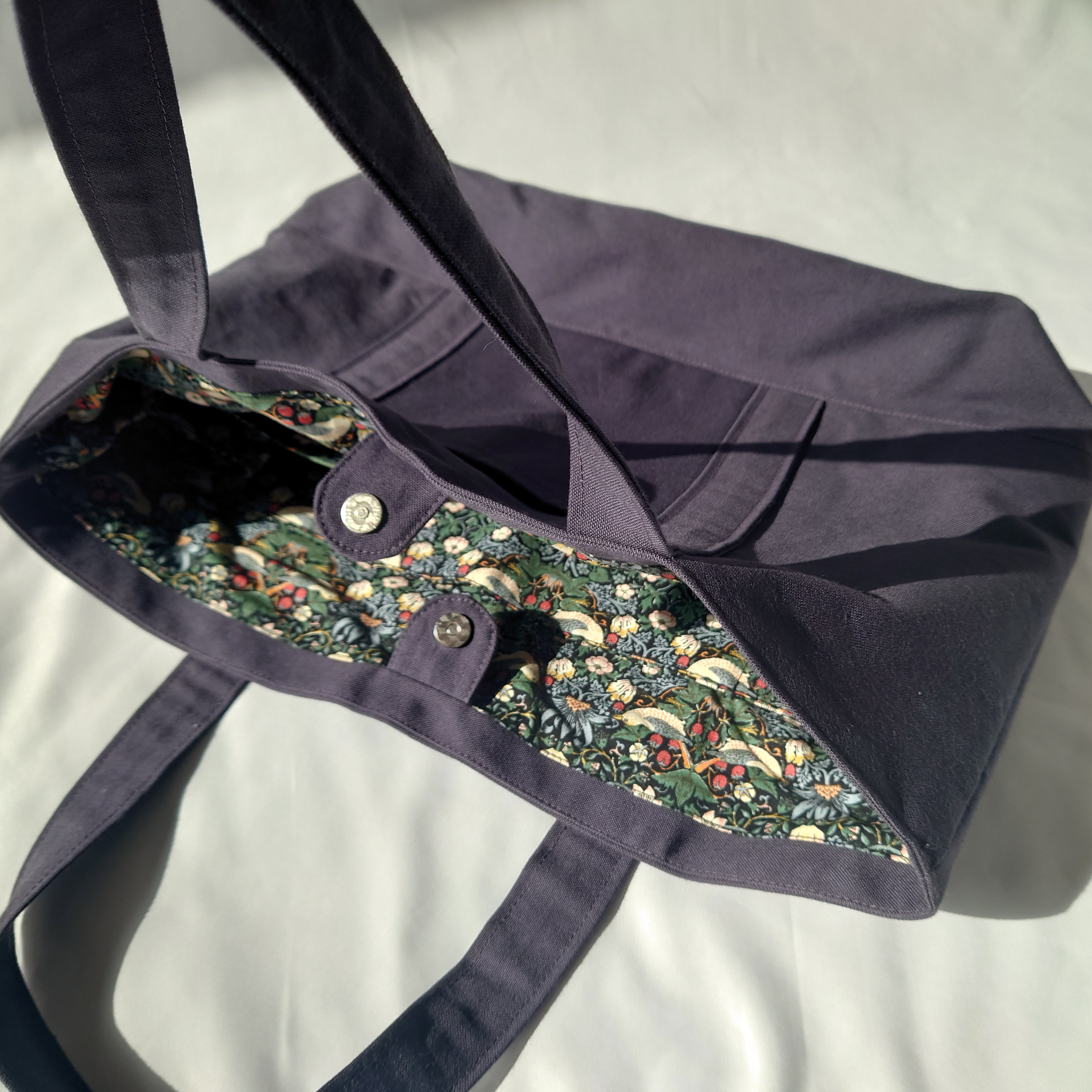 整理整頓仕切り国産綿100％帆布A4水筒内ポケットウィリアムモリスいちご泥棒柄トートバッグダークパープル母の日プレゼント