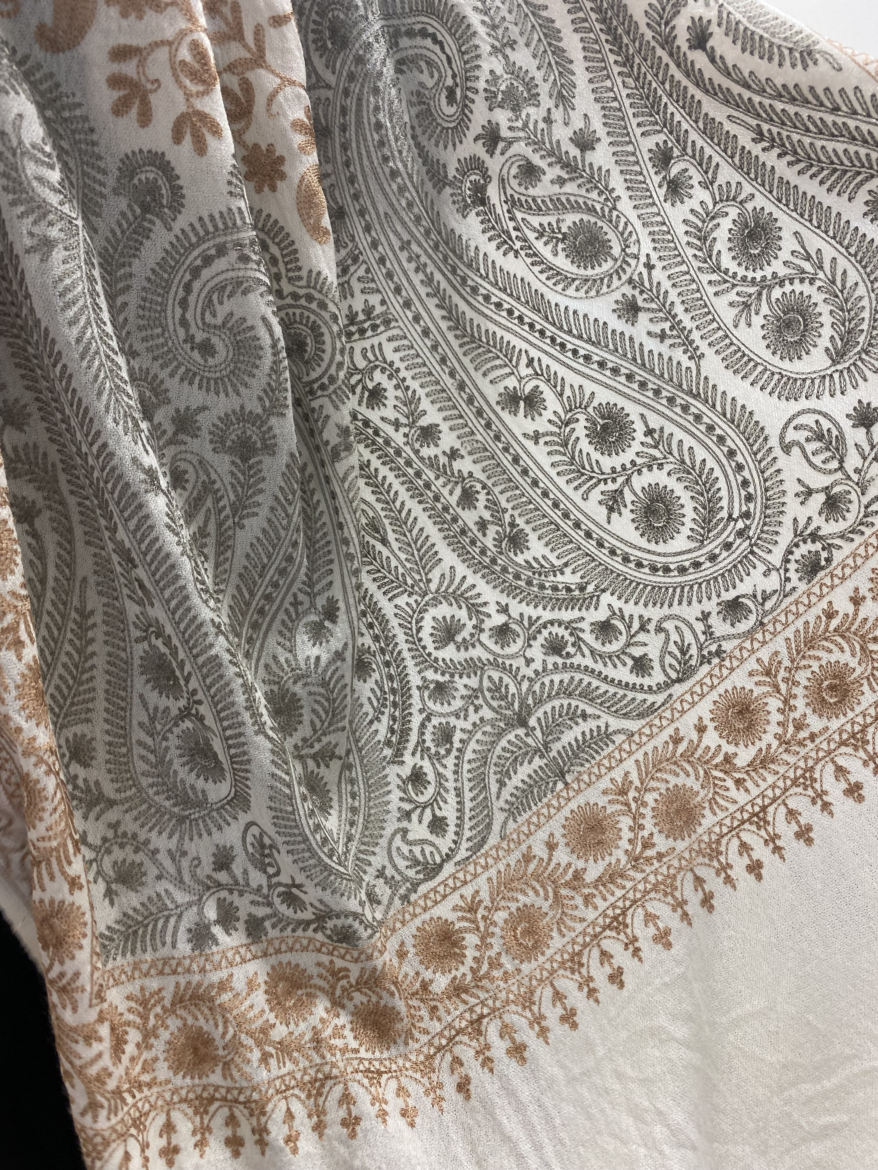 【インドの手仕事】これからの季節にぴったり。優しい手触りの細密刺繍ストール♪送料無料