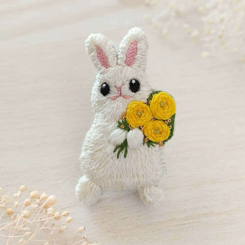 送料無料》刺繍ブローチ 動物刺繍 うさぎ 花束 春色 ラナンキュラス 母