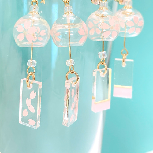 桜の花びらを閉じ込めた風鈴ピアス｜透明感あふれる和モダン