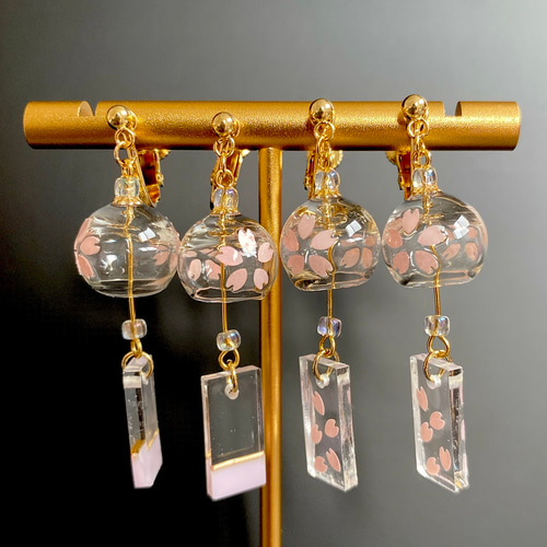 桜の花びらを閉じ込めた風鈴ピアス｜透明感あふれる和モダン