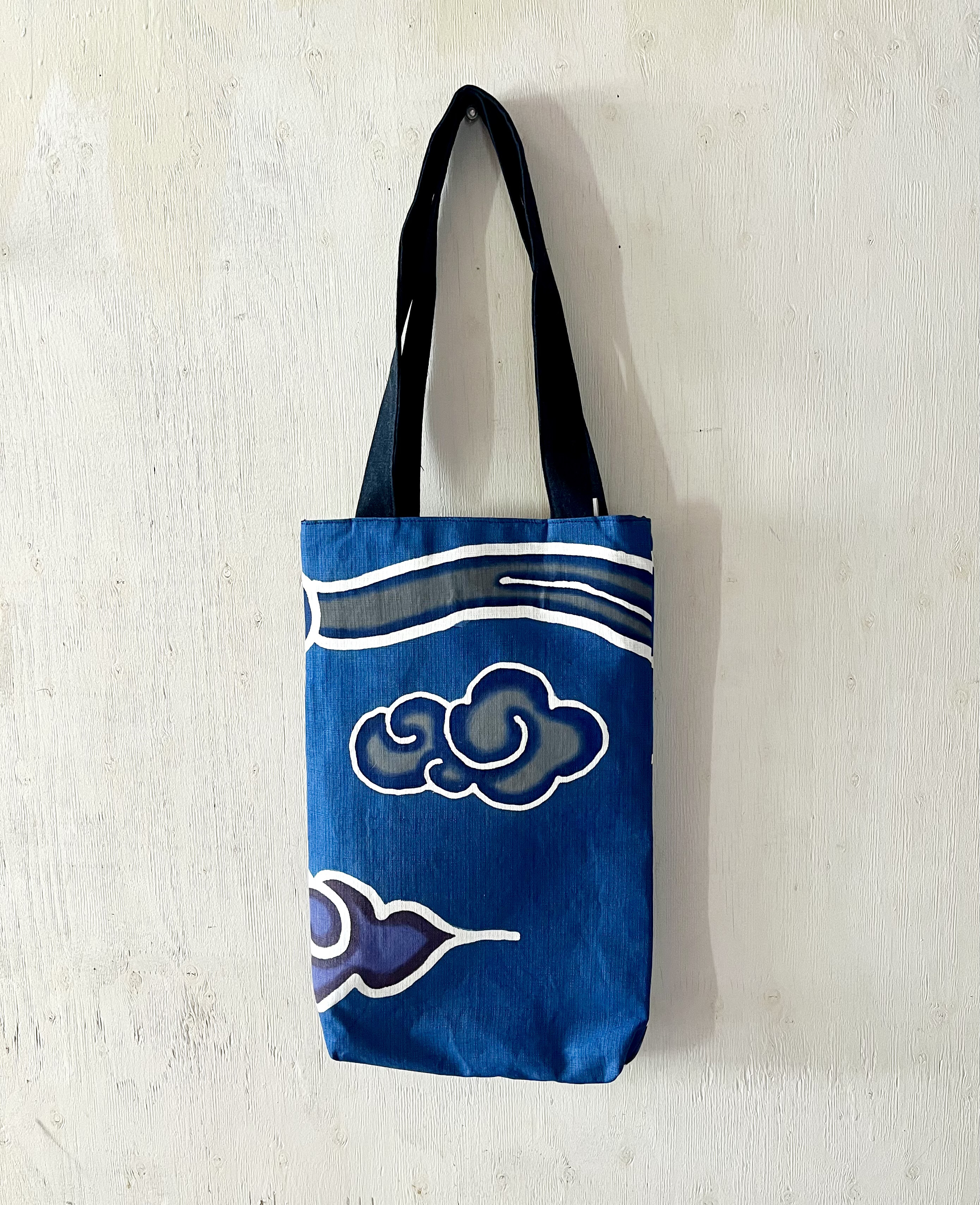 【日本国内送料無料】手染め筒描き/紅型（びんがた）の個性的な縦長の手提げバッグ/瑞雲