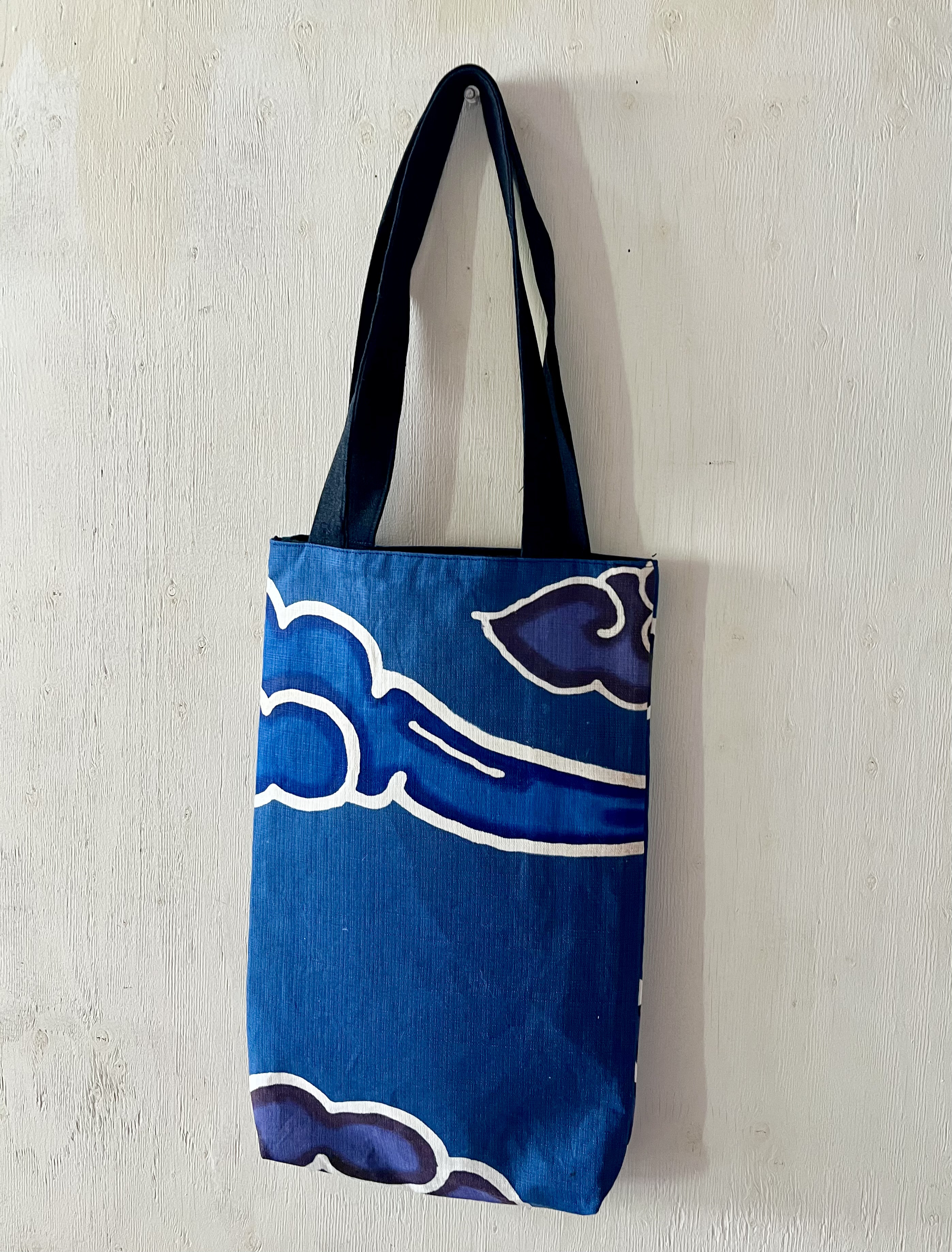 【日本国内送料無料】手染め筒描き/紅型（びんがた）の個性的な縦長の手提げバッグ/瑞雲