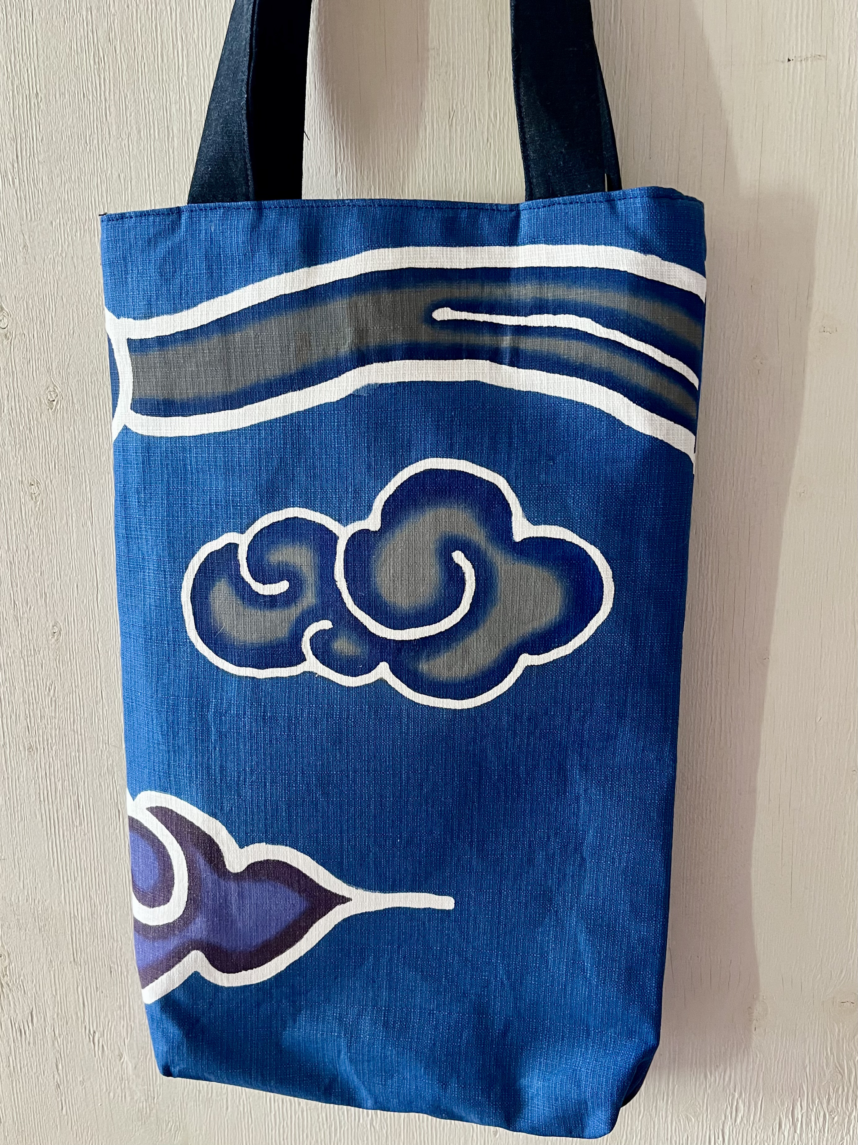 【日本国内送料無料】手染め筒描き/紅型（びんがた）の個性的な縦長の手提げバッグ/瑞雲