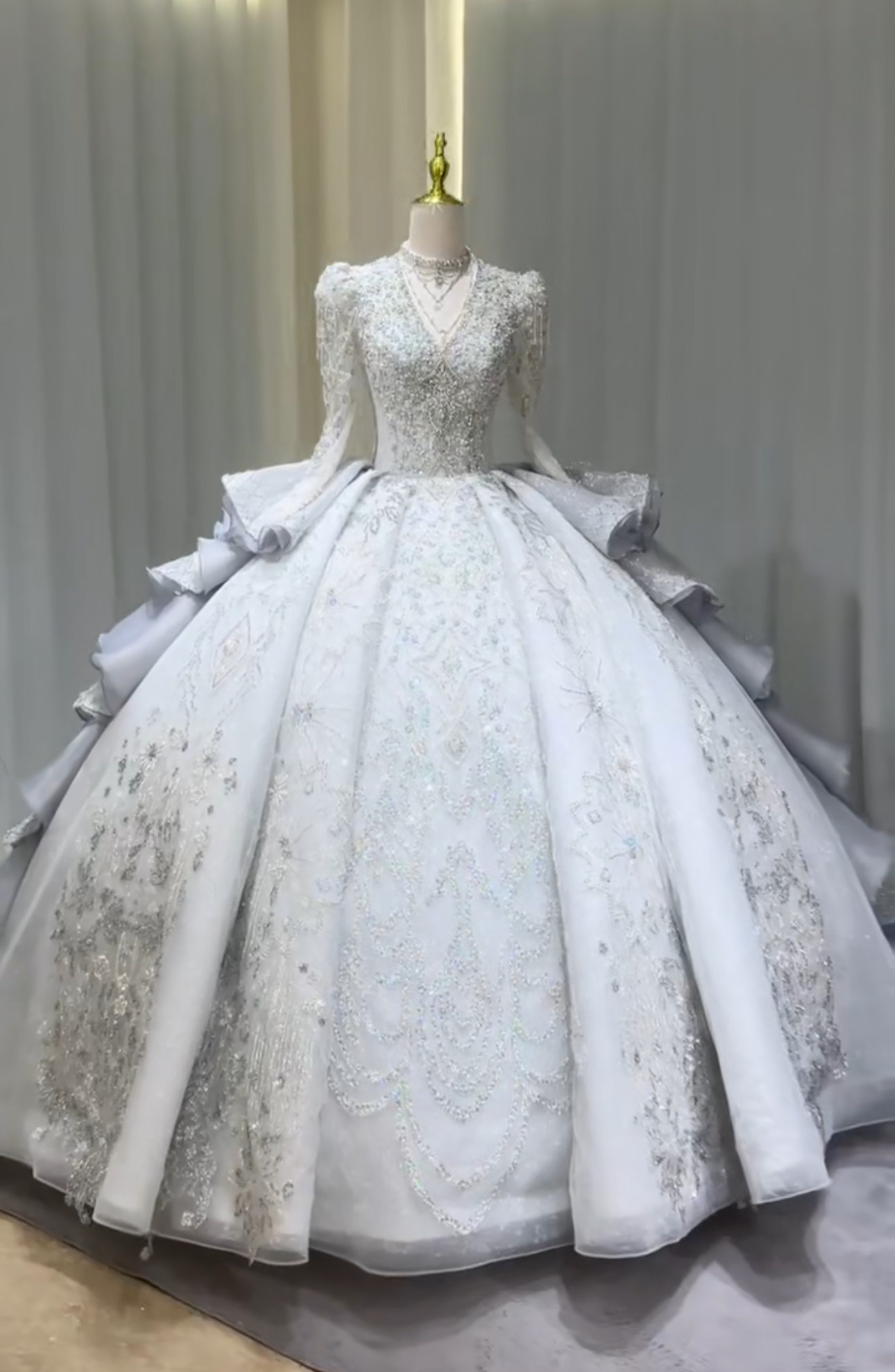 高品質グレー　可愛い　長袖編み上げ　背中見せ　ラッフルスカート　たっぷりビジュー　Vネック大人気　トレーン　豪華なレース