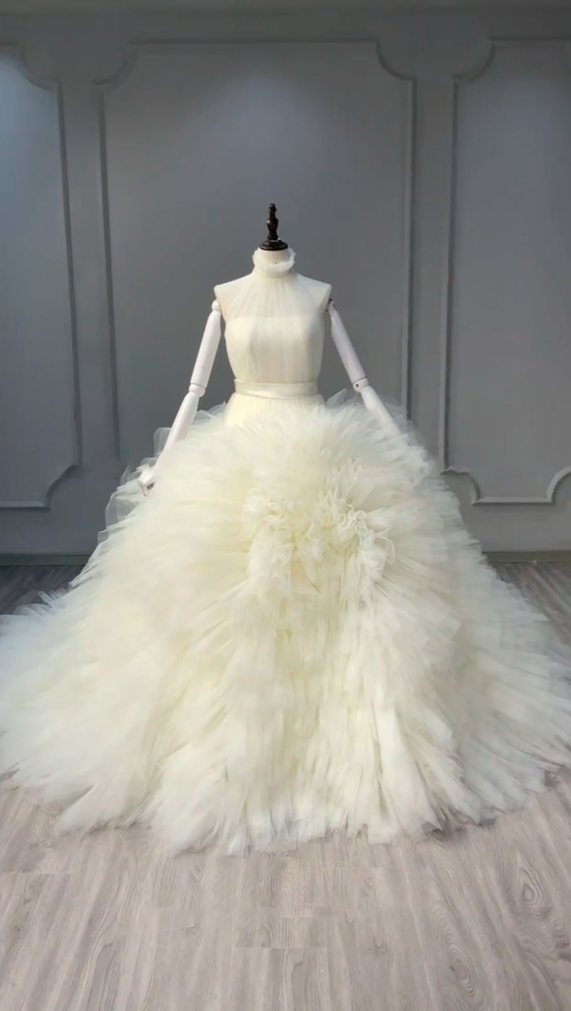 ２ways ホルターネック　オーバースカート　上品　白　お色直し　ソフトチュール　フレアスカート　ギャザー　トレーン挙式