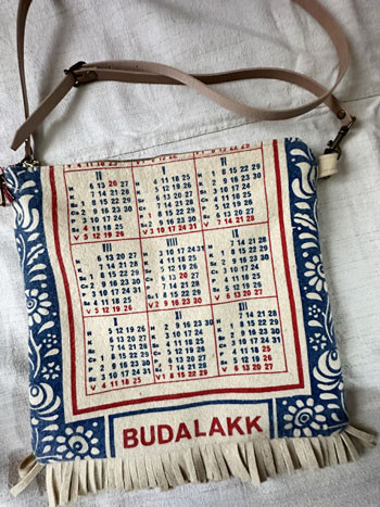 刺繍プリントのフェルトポシェット