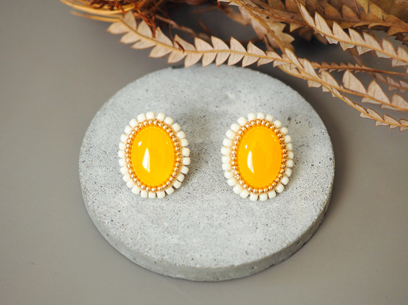 [特集掲載]  mimosa ミモザ　天然石イエローカルセドニーの刺繍　ピアス/イヤリング 2枚目の画像