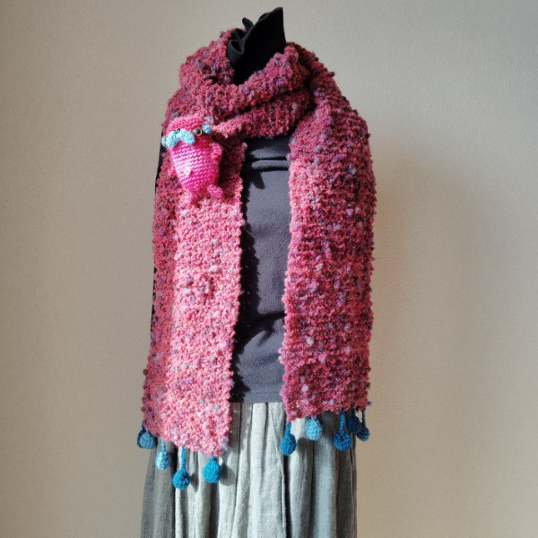 いつも一緒(*'▽')パグパグ　マゼンタピンクのぽこぽこ・もこもこマフラー　ふわふわボリューム　ポンポンフリンジ