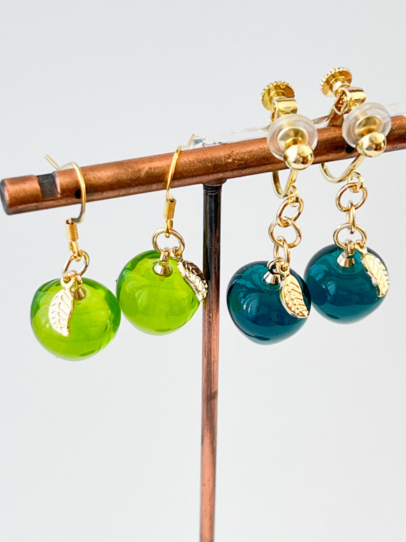 りんごのピアス・イヤリング/green apple/青リンゴ/黄緑/青緑 1枚目の画像