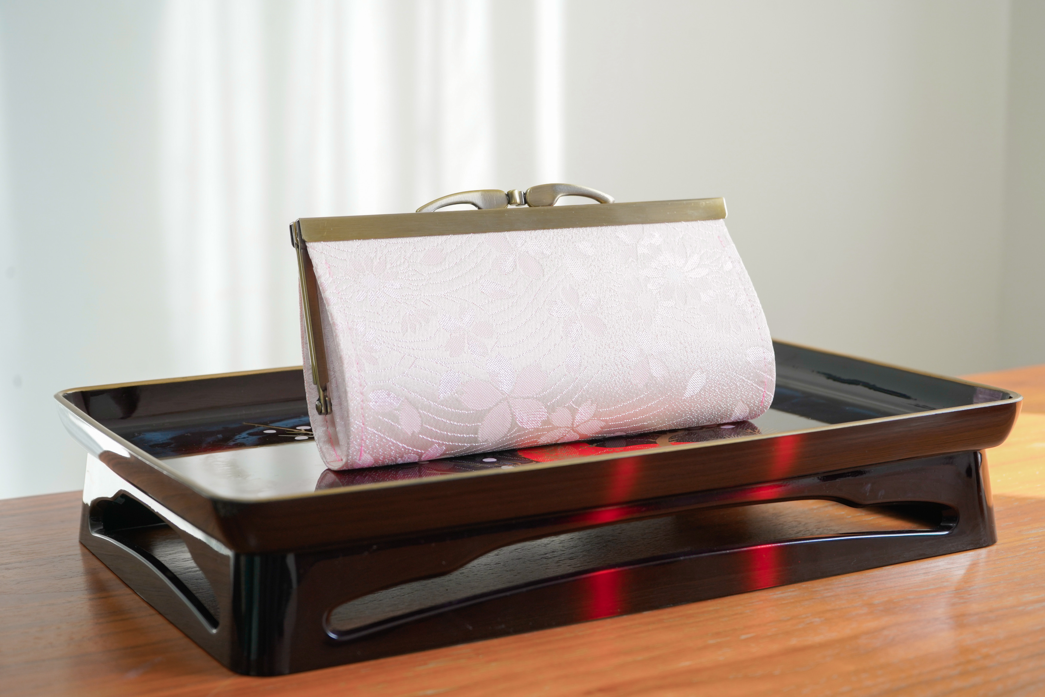 桜の花弁が舞う金襴織物で中型がま口長財布＊優美で儚げな春の息吹＊薄ピンク・ソメイヨシノの様な薄桜色