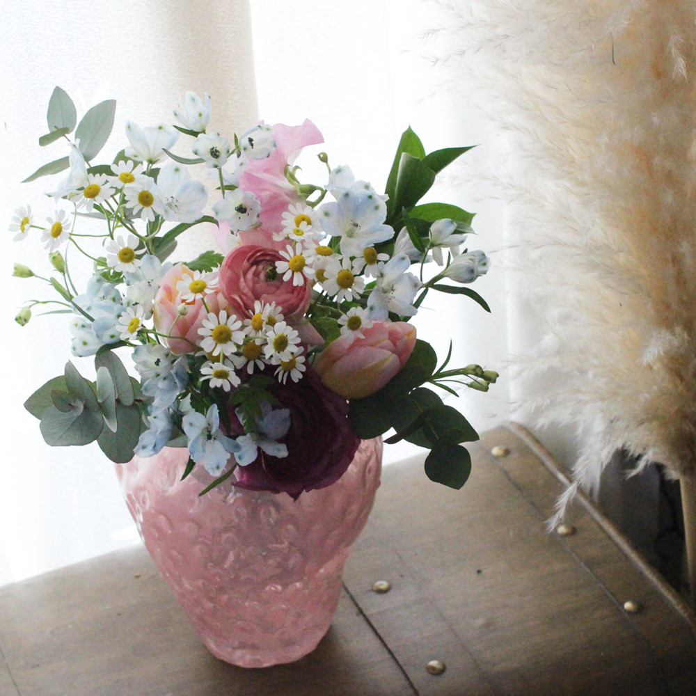 フレッシュフラワー　花瓶付きいちごブーケ