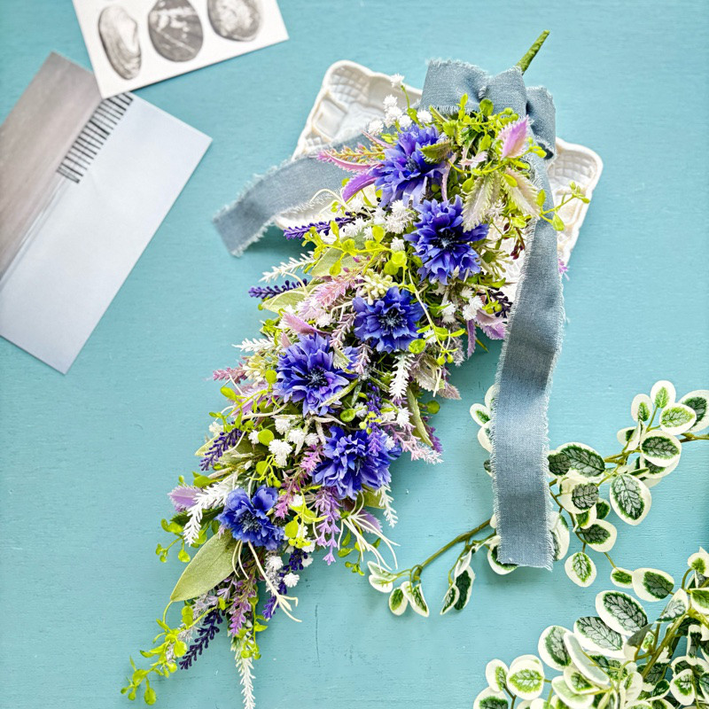 矢車草とラベンダーのブルーガーランド　さわやか　壁かけ　壁飾り　ナチュラル　かすみ草　インテリア　青　リボン