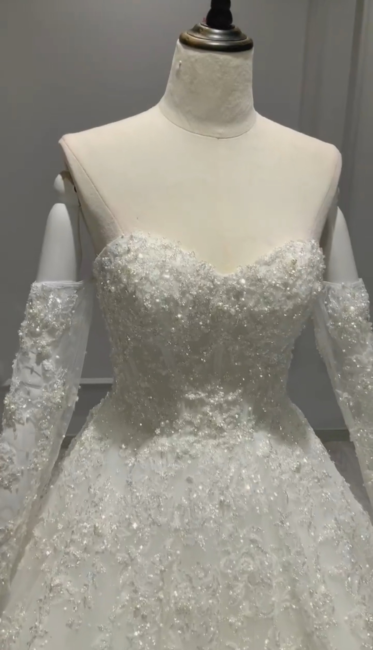 取り外し可能お袖　オフショルダー　グッリター　白　優雅なドレス　ウェディングドレス　2次会　サイズオーダー可能ブライダル