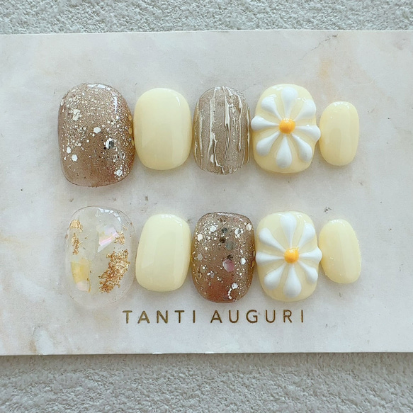 パステルイエロー マーガレット ベリーショート ネイルチップ ガーリー パステルカラー 黄色 イエベ 菊柄 花 付け爪 1枚目の画像
