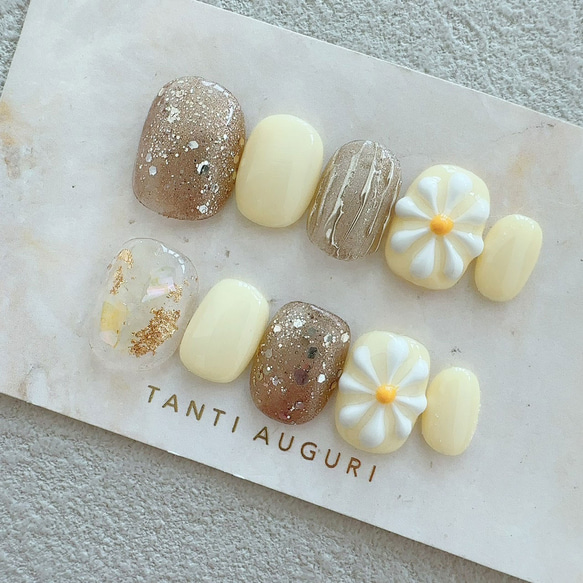 パステルイエロー マーガレット ベリーショート ネイルチップ ガーリー パステルカラー 黄色 イエベ 菊柄 花 付け爪 2枚目の画像