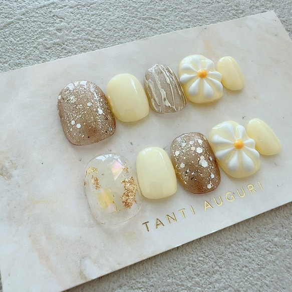 パステルイエロー マーガレット ベリーショート ネイルチップ ガーリー パステルカラー 黄色 イエベ 菊柄 花 付け爪 3枚目の画像