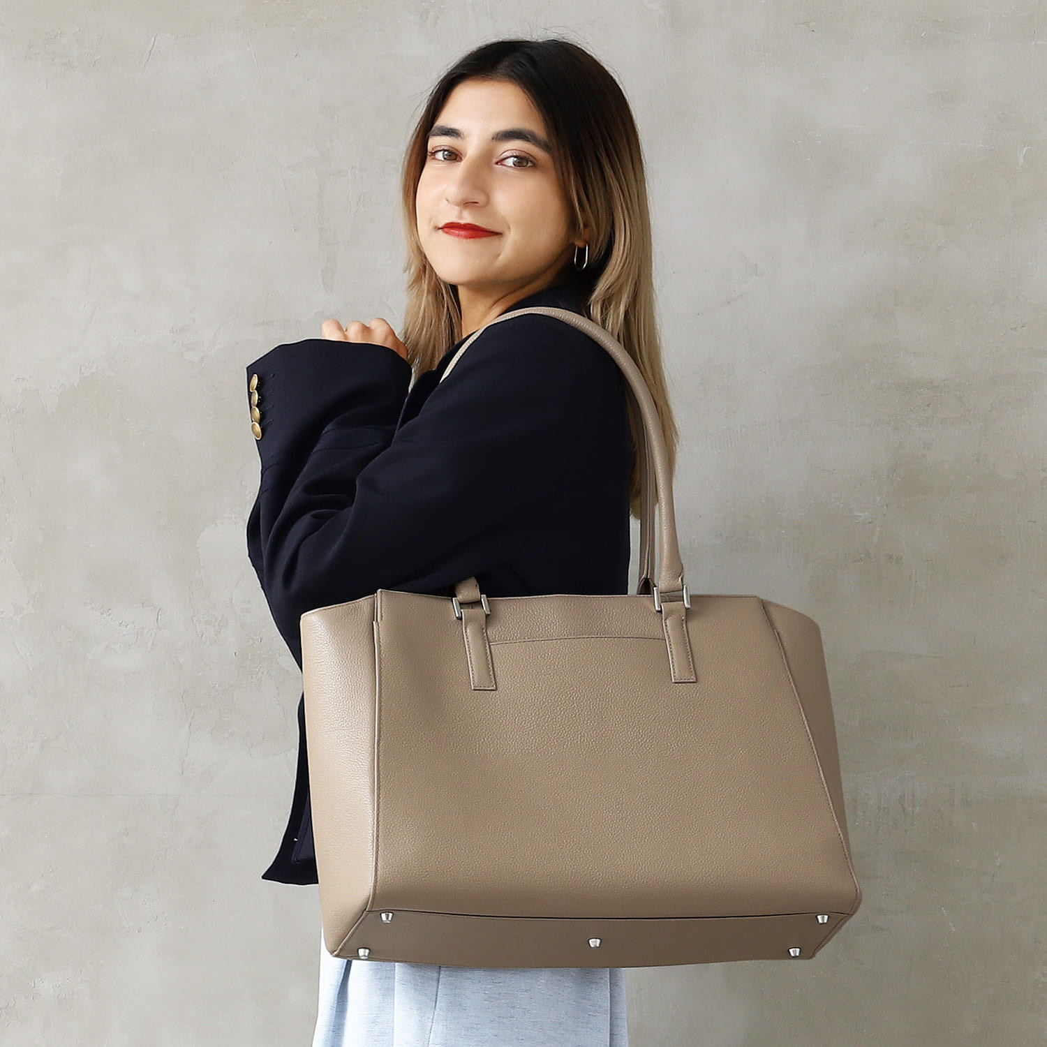 【14インチPC可 ビジネスバッグ 本革 レディース 通勤鞄 大容量 12ポケット 自立 レザー 肩掛け 就活 RT9