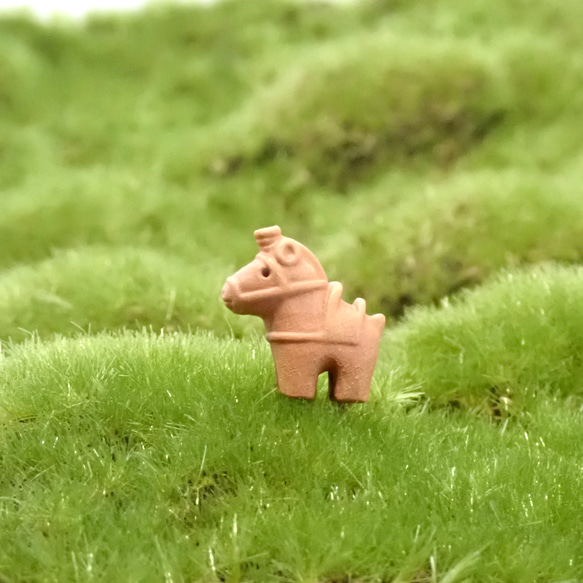 苔テラリウム用フィギュア『ハニワ馬』テラコッタ色or白色 1枚目の画像