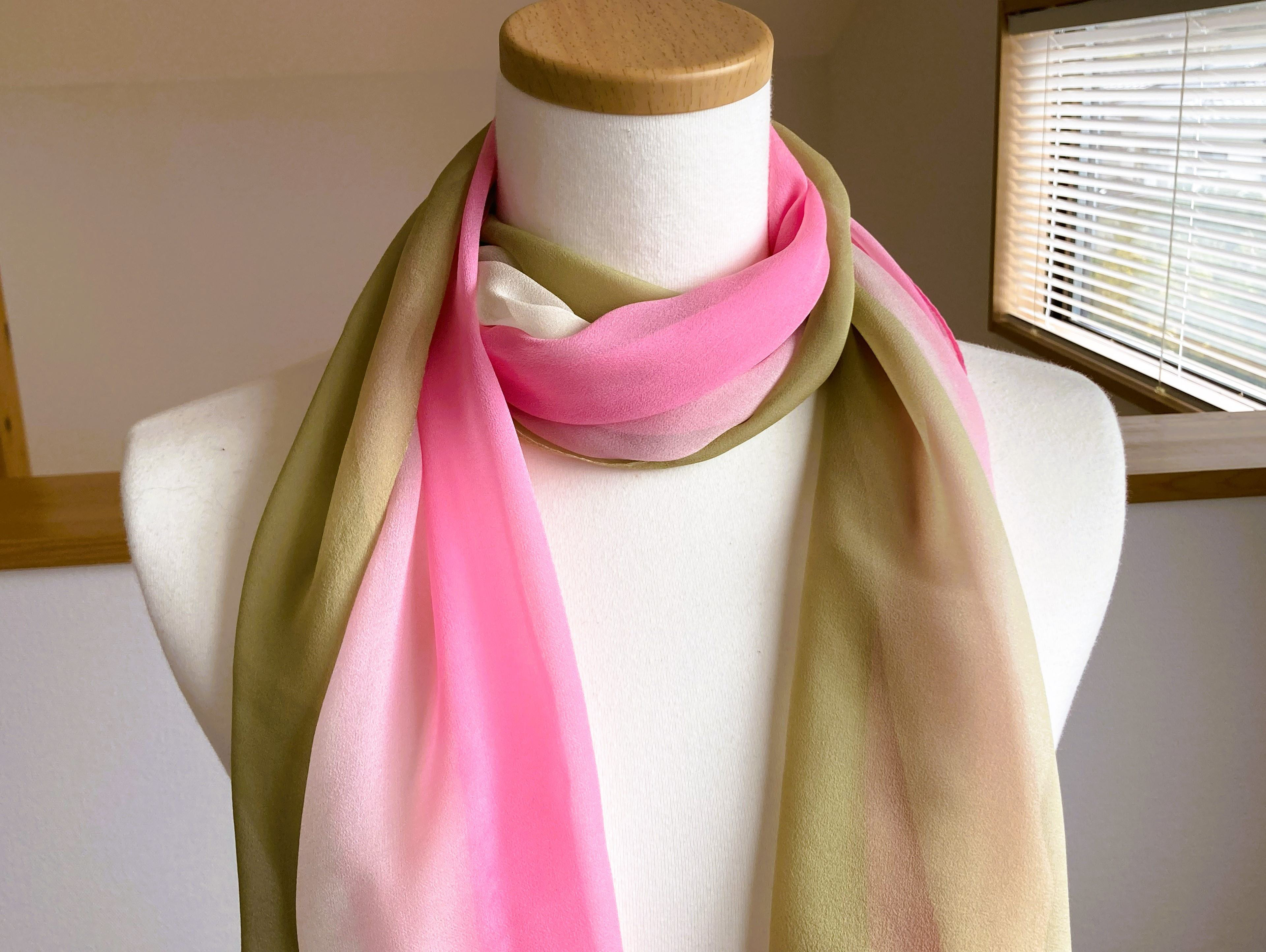 濃いめのピンクとオリーブ色のバイカラー・シルクストール