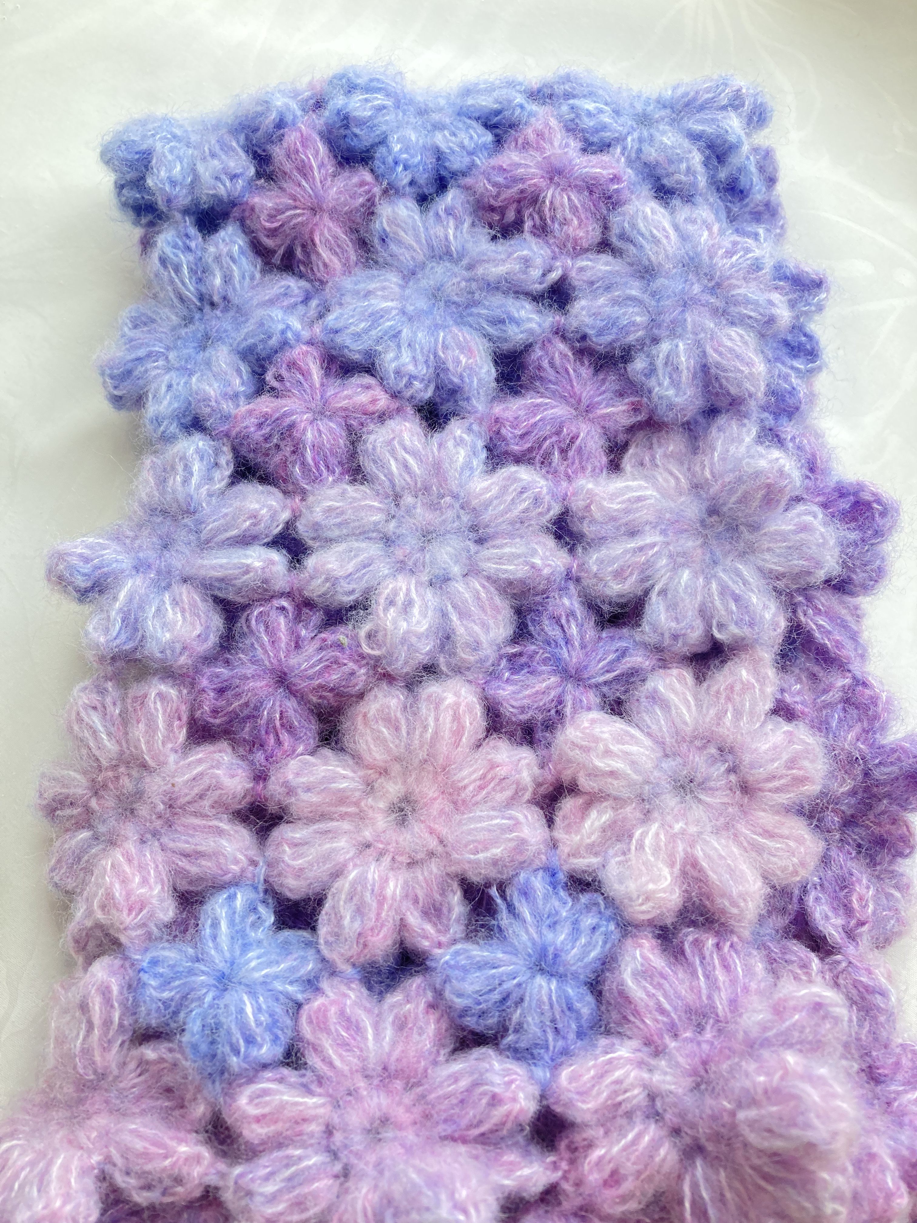 お花模様編みマフラー　お値下げ　チクチクしないパープル・ブルー・ピンクグラデーション