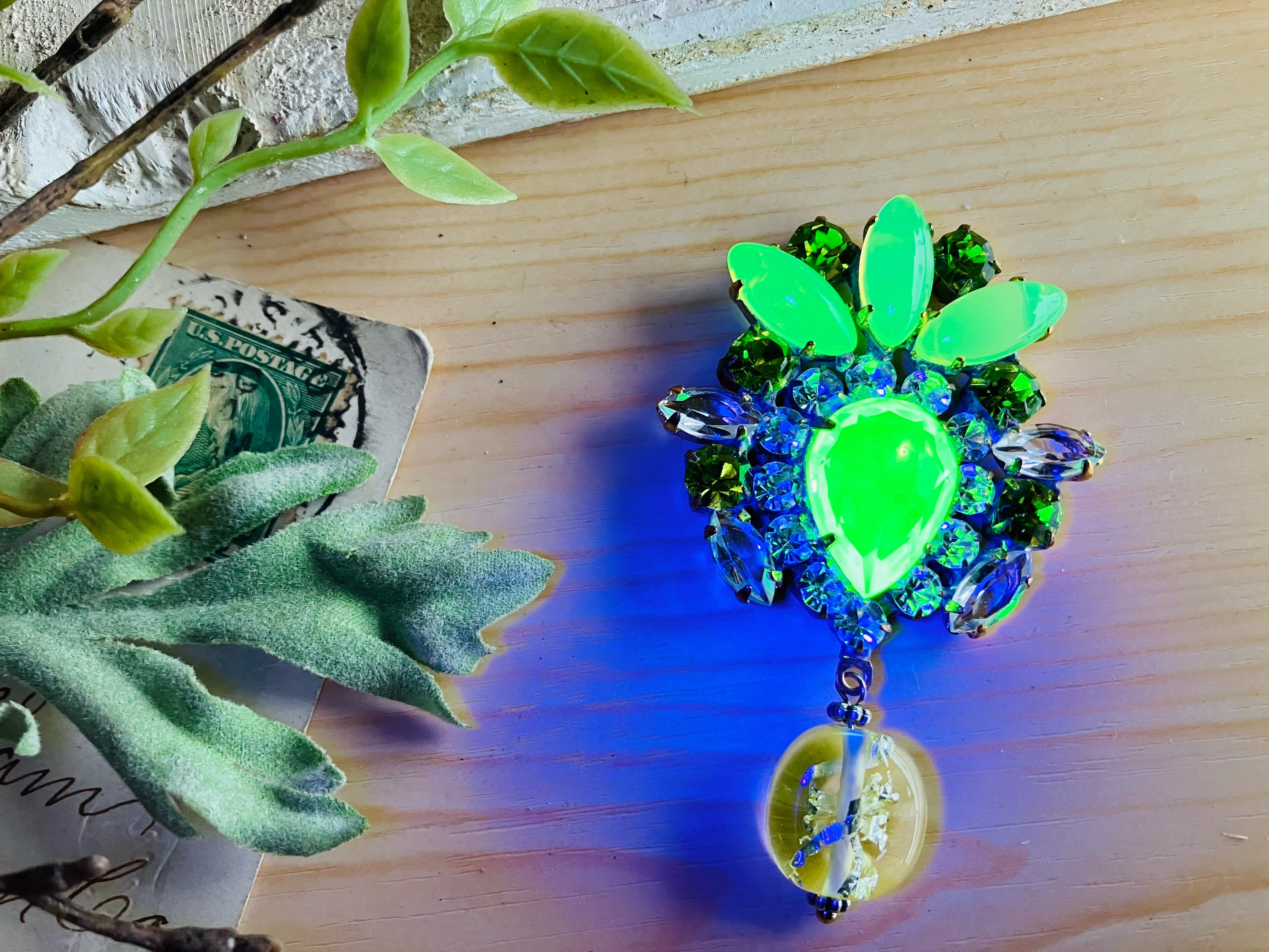 希少◆チェコ　ウランガラス　ヴィンテージブローチ　Bijoux.M.G