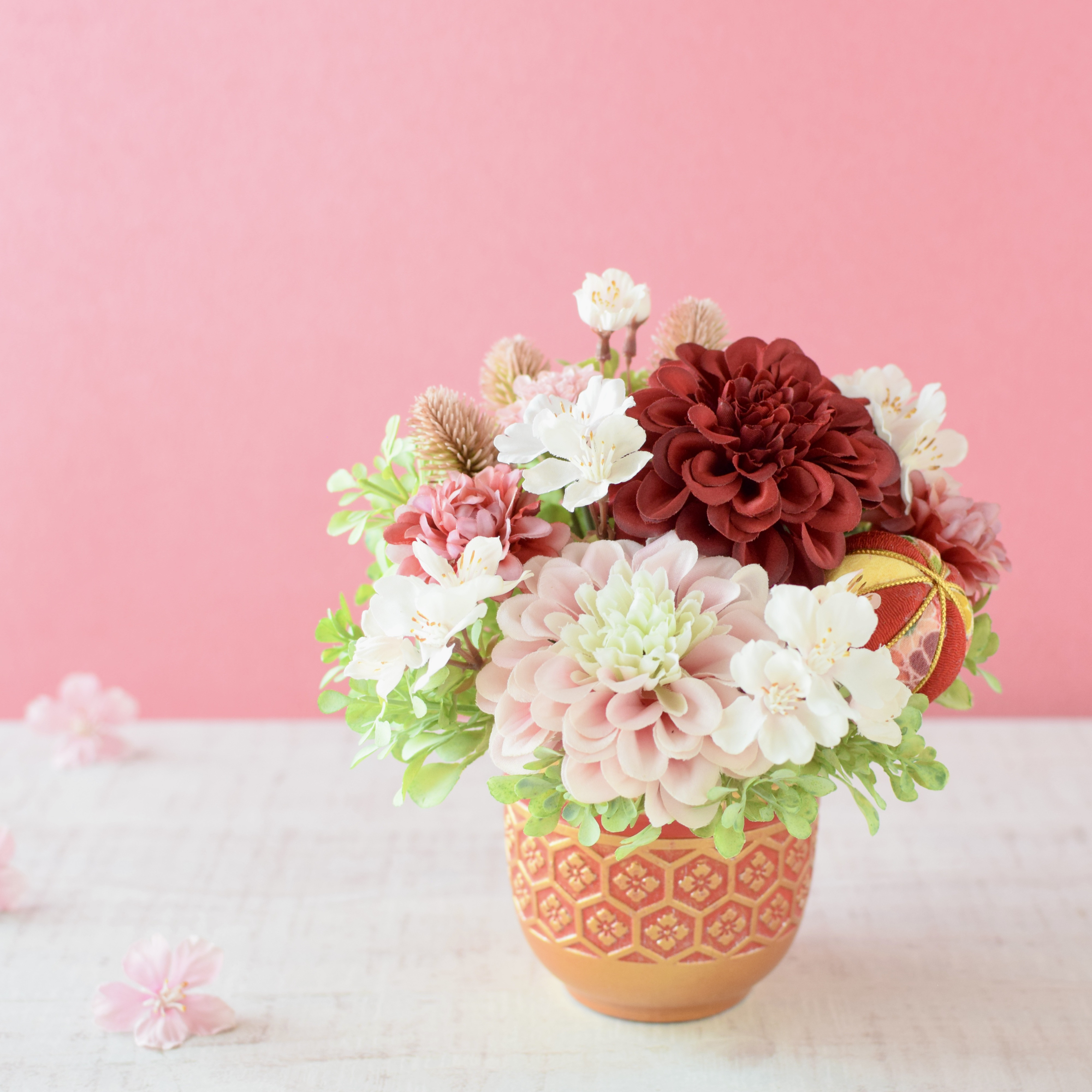 お正月から桜の季節まで飾れる♪桜とマムの和モダンアレンジ ＊Creema限定